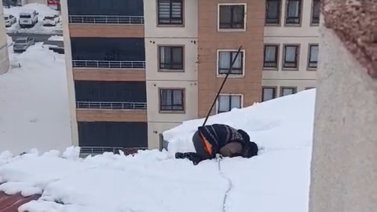 Yüksekova’da dondurucu soğuğa rağmen çatıda ibadet: Kar üzerinde namaz kıldı
