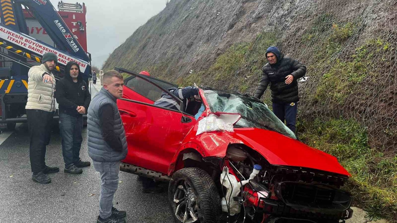 Balıkesir’de otomobil yoldan çıktı: 2 yaralı
