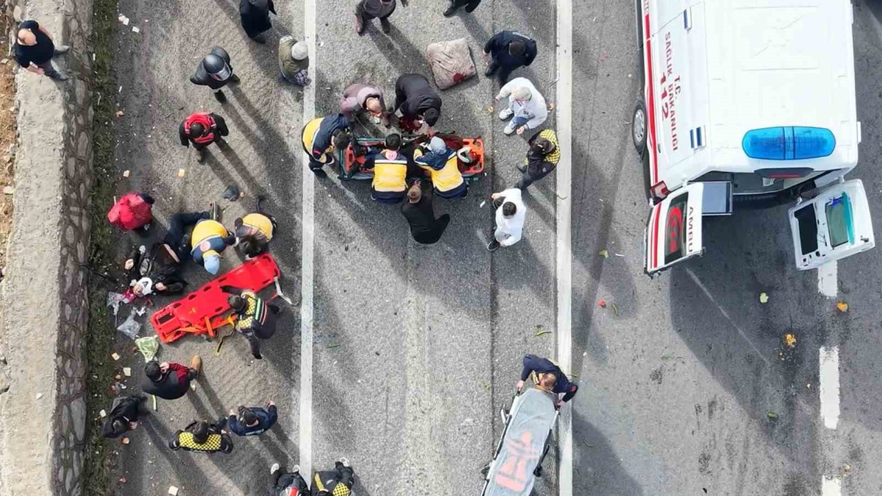 Otomobille çarpışan elektrikli bisiklet hurdaya döndü: 2 ağır yaralı
