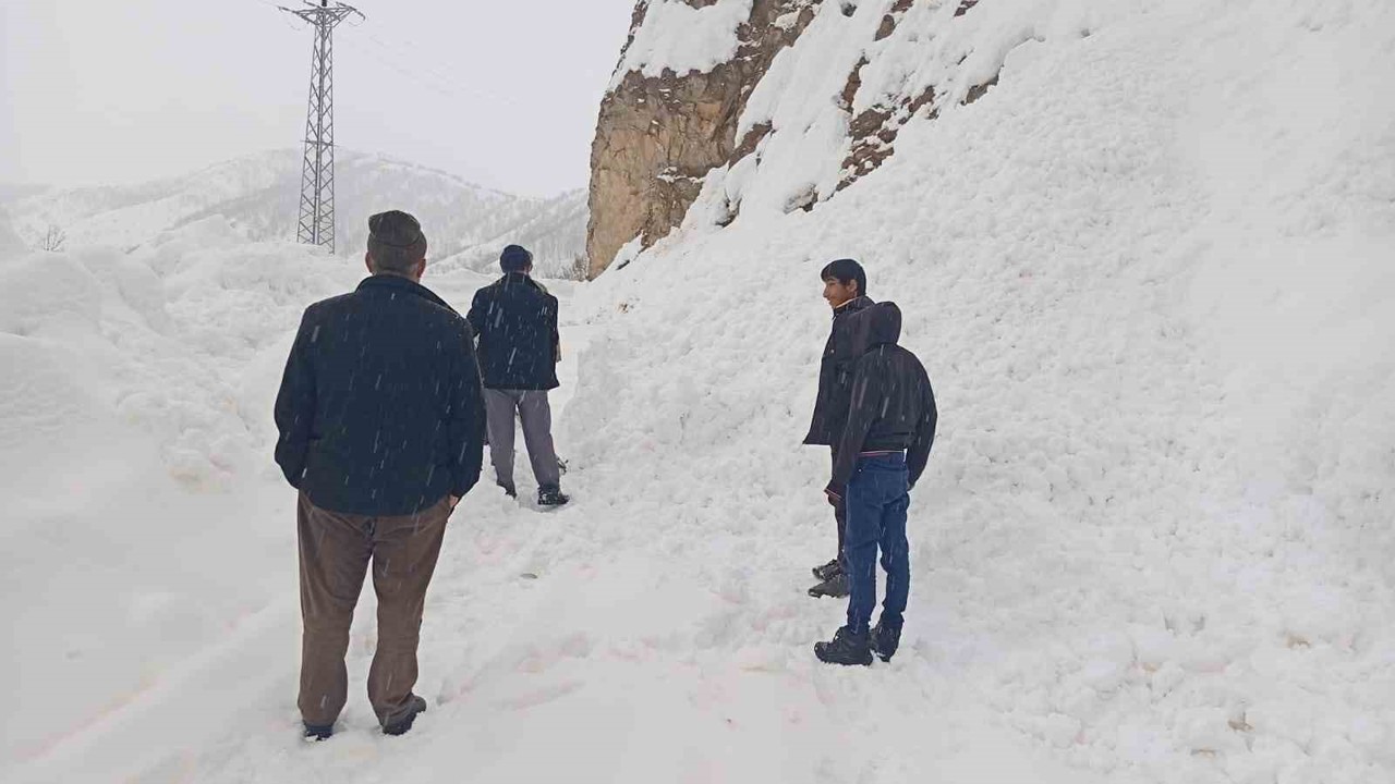 Şirvan’da yolda kalan araçlar kurtarıldı
