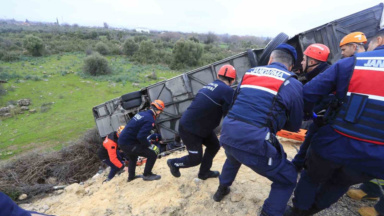 Kazada yaralanan yolcu o anları anlattı: "Önce yan yatıp süründük, sonra bariyer saplandı"
