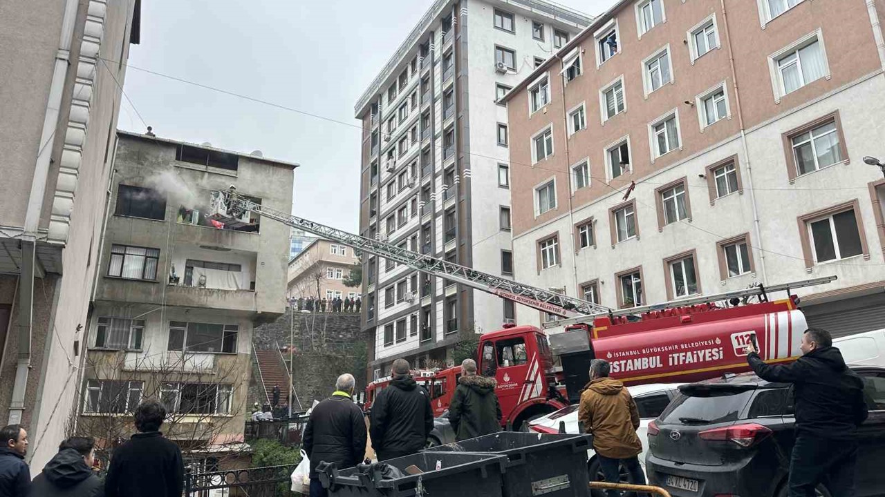 Şişli’de 5 katlı binada korkutan yangın
