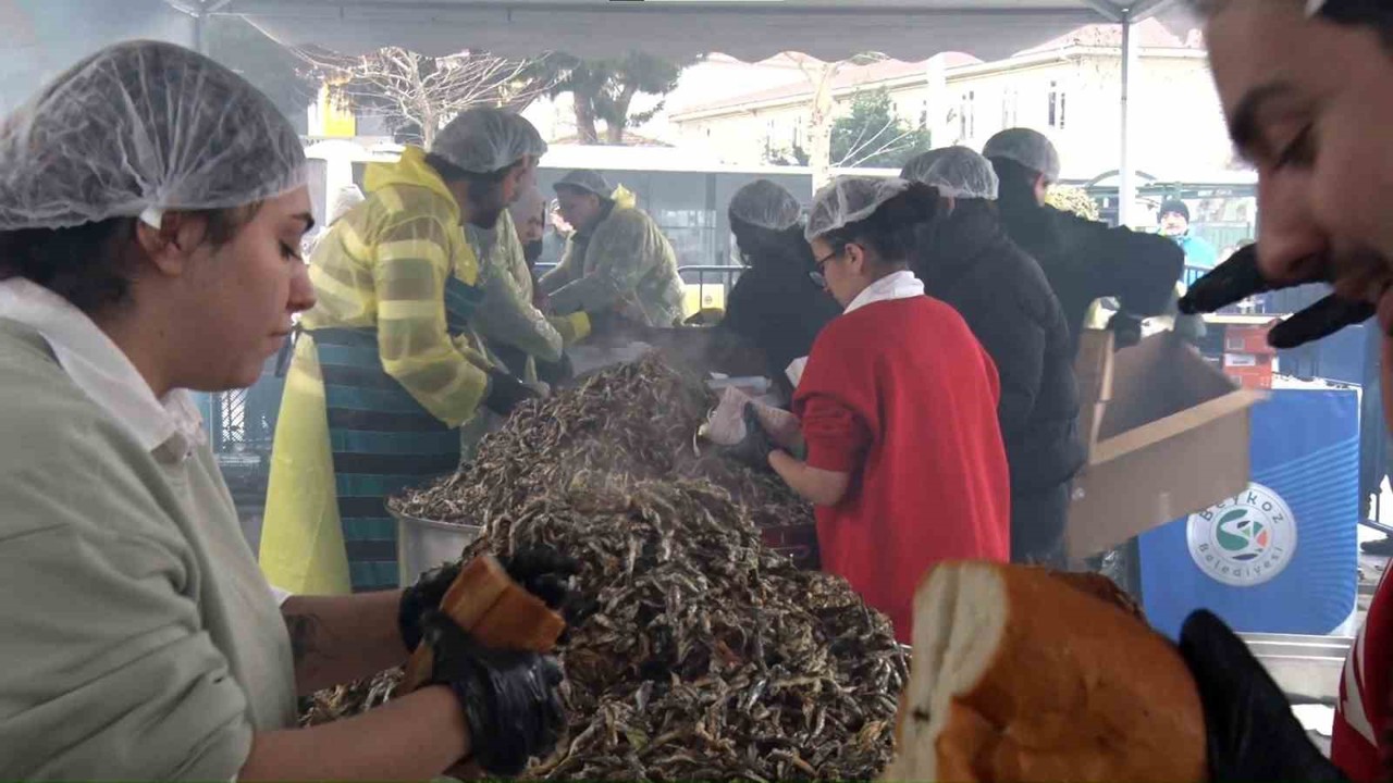 Soğuğa aldırış etmeyen vatandaşlar Balık Festivali’ne koştu
