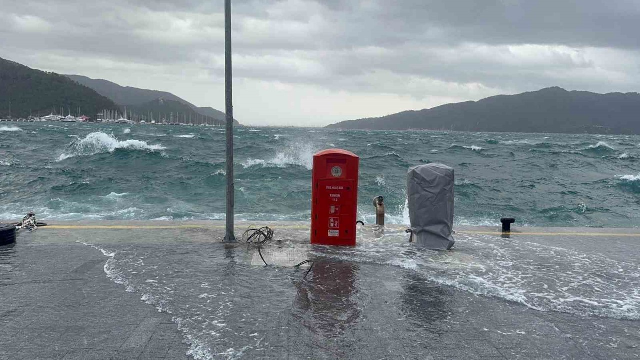 Marmaris’te şiddetli rüzgar denizi taşırdı
