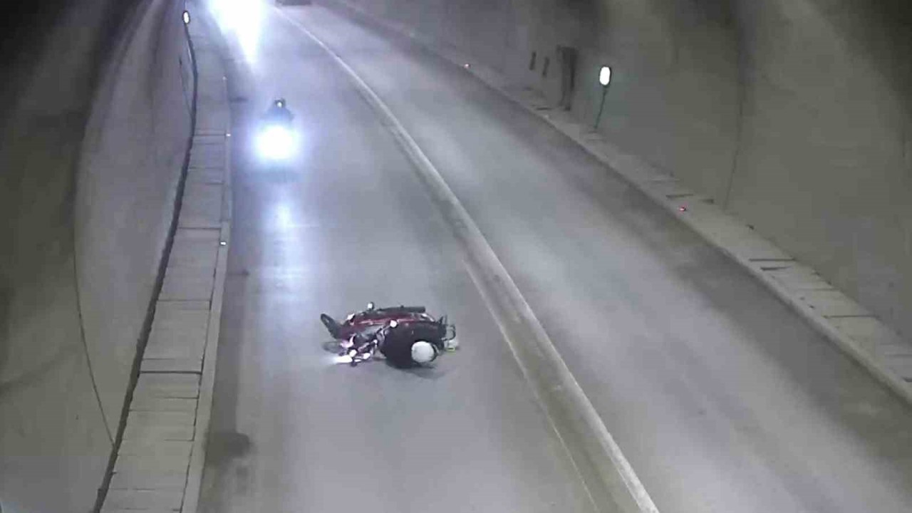 Tünelde motosikletten düşüp metrelerce sürüklendi: Kaza anı kamerada
