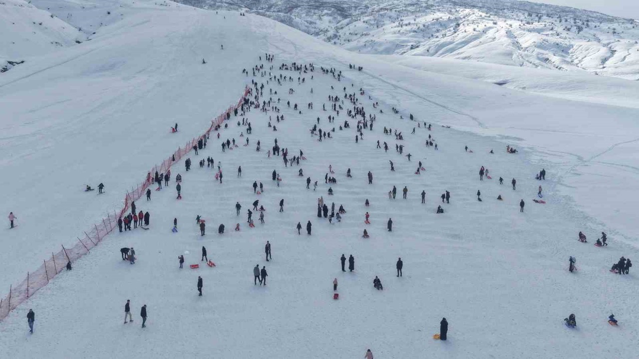 Güzeldağ Kayak Merkezi yarıyıl tatilinin son gününde doldu taştı
