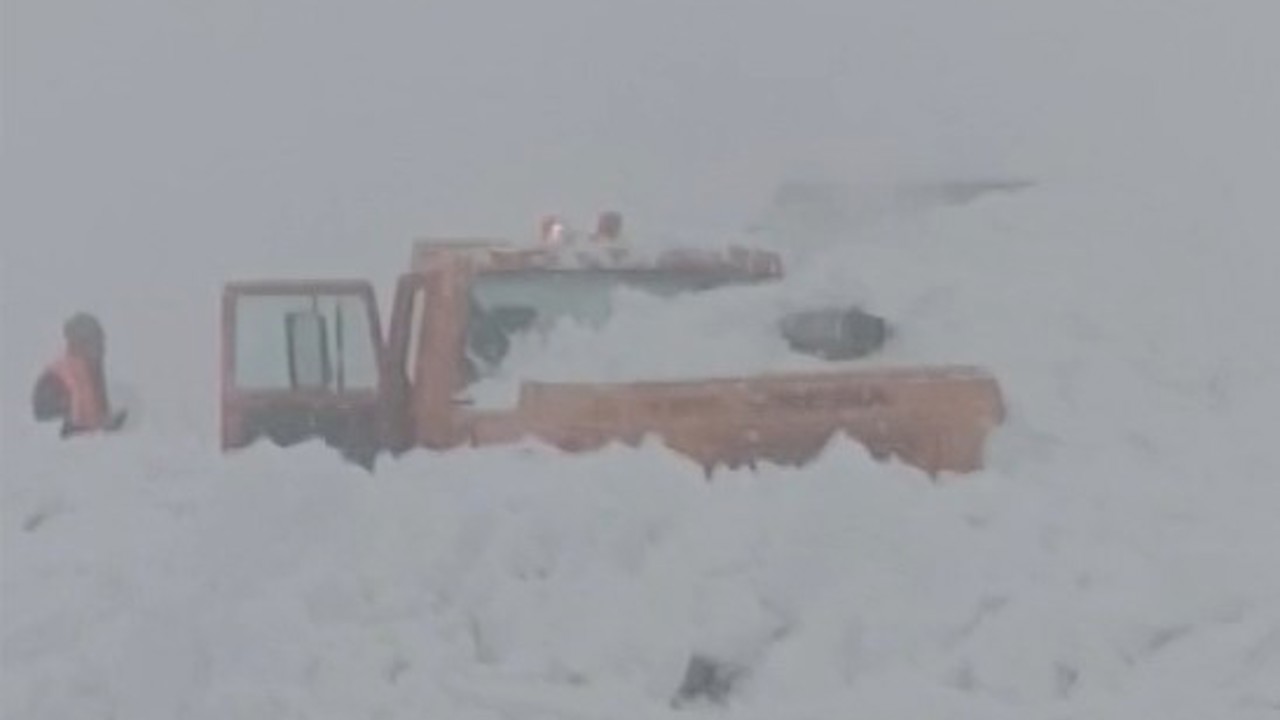Muş-Kulp kara yolunda iş makinesinin üzerine çığ düştü
