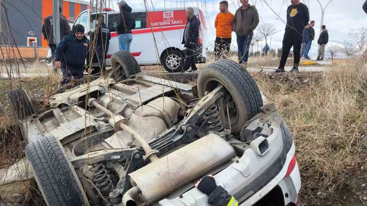 Erzincan’da otomobil şarampole uçtu: 1 yaralı
