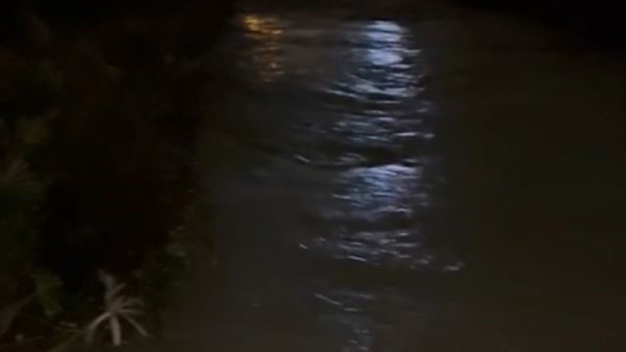 Kuşadası’nda dere taştı, alışveriş merkezi sular altında kaldı
