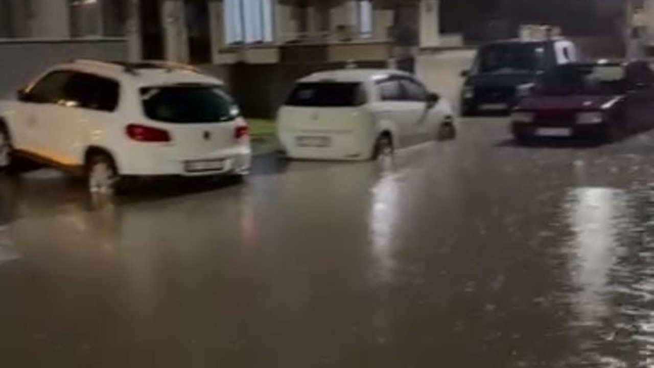 İnegöl’de sağanak hayatı felç etti: Bir sürücü, aracına sandalyeyle böyle bindi
