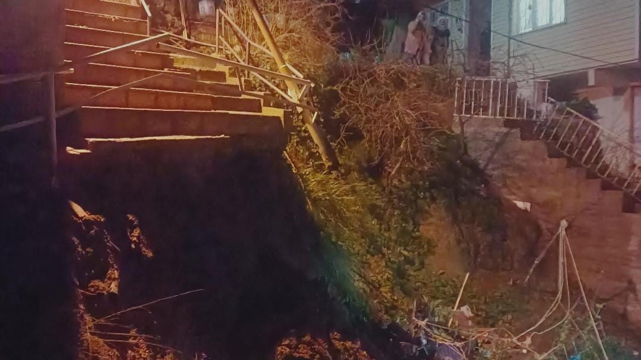 Sarıyer’de yağış nedeniyle bina yanındaki merdivenler çöktü: Mahalleli sokağa döküldü

