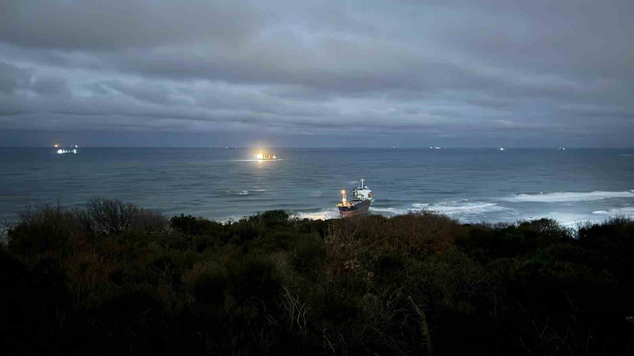 Kastamonu açıklarında 10 gün önce vurulan gemi Sarıyer açıklarında karaya oturdu
