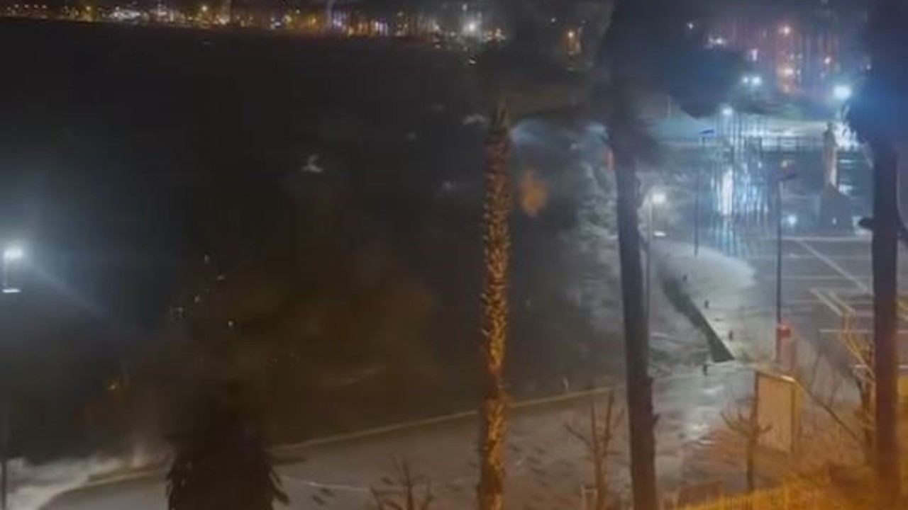 Lodos denizi taşırdı, dalgalar yükseldi
