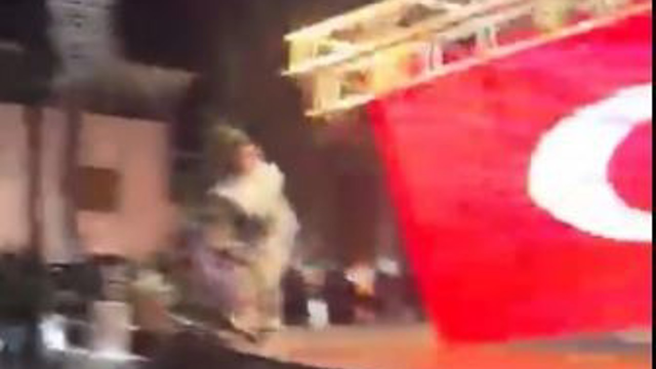 Zeybek oynamak için sahneye çıkan belediye başkanı saniyelerle kurtuldu... Sahnenin çökme anı kamerada
