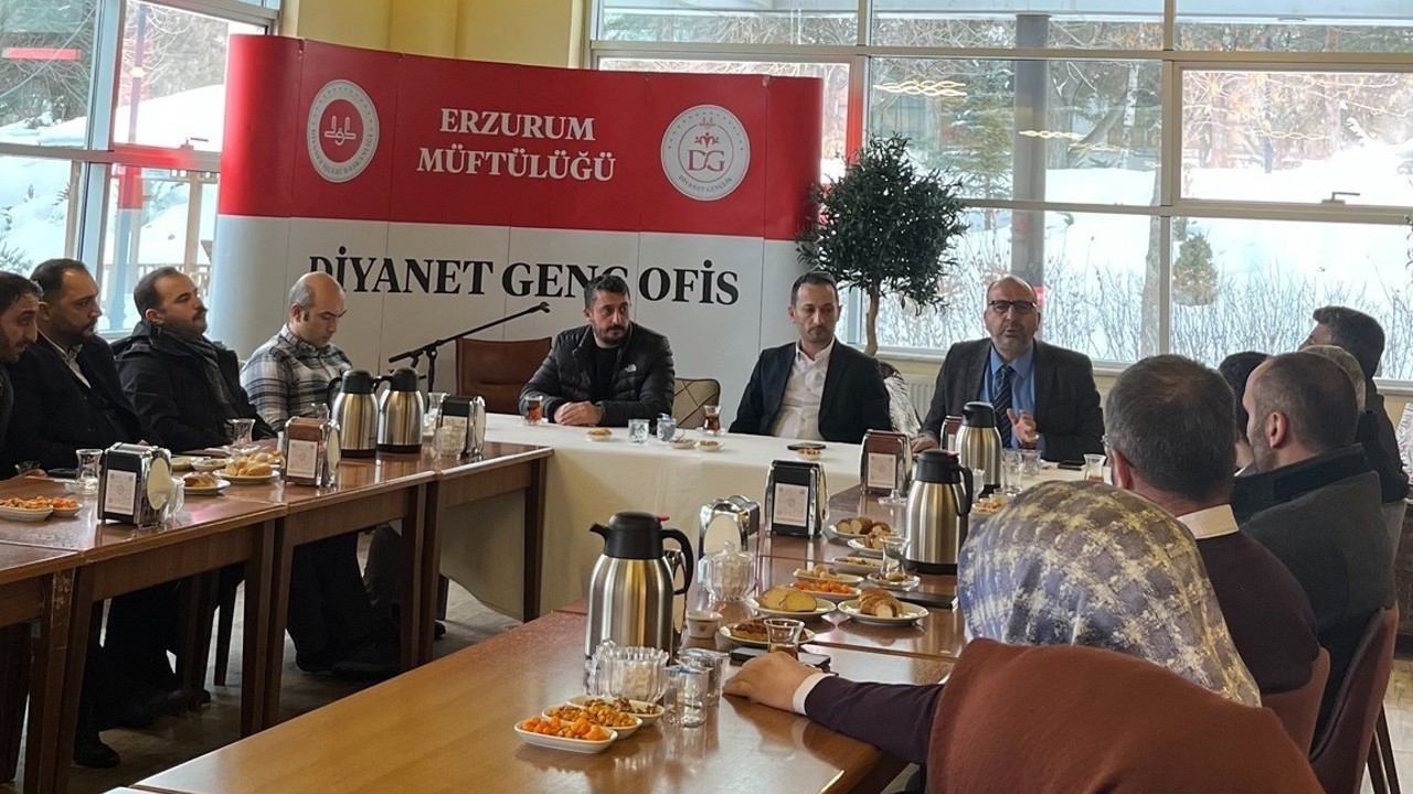 Gençliğin manevi rehberleri "Genç Ofis"te buluştu

