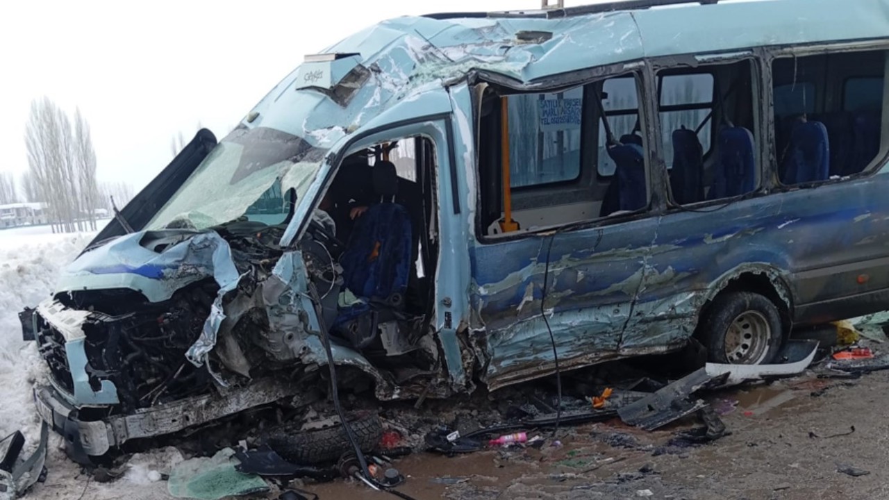 Yüksekova’da yolcu minibüsü ile otobüs çarpıştı: Çok sayıda yaralı var
