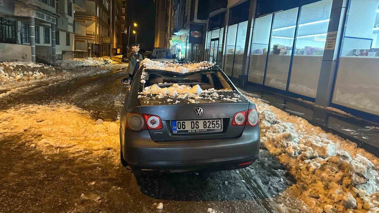 Ağrı’da çatıdan düşen kar ve buz kütlesi araca zarar verdi
