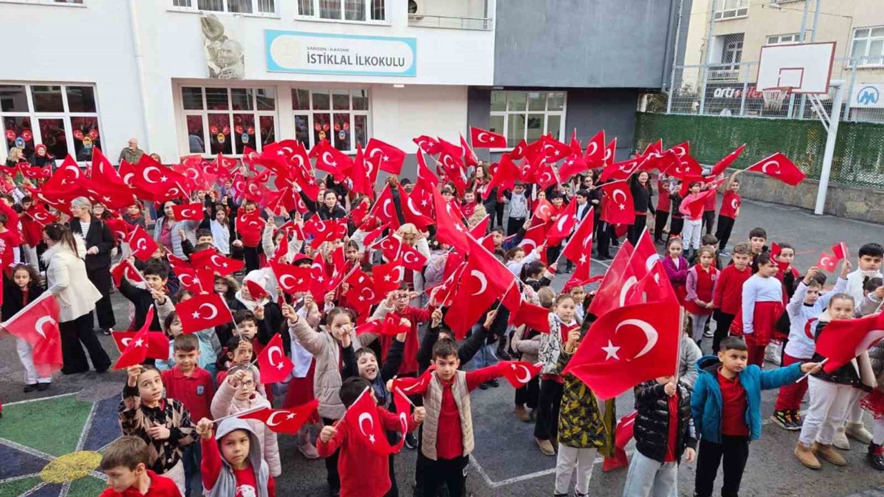 Samsun’da 253 bin öğrenci "Bayrak Sevgisi" temasıyla ders başı yaptı
