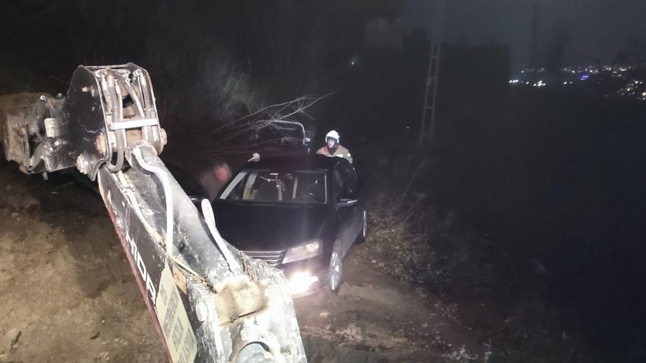 Belen’de toprak kaymasıyla mahsur kalan araç kurtarıldı
