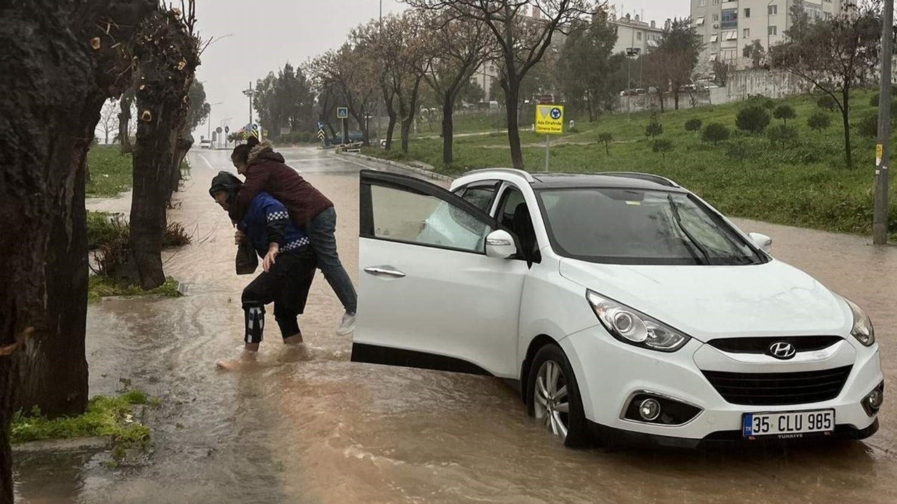 Yollar göle döndü, mahsur kalanları zabıta sırtında taşıdı
