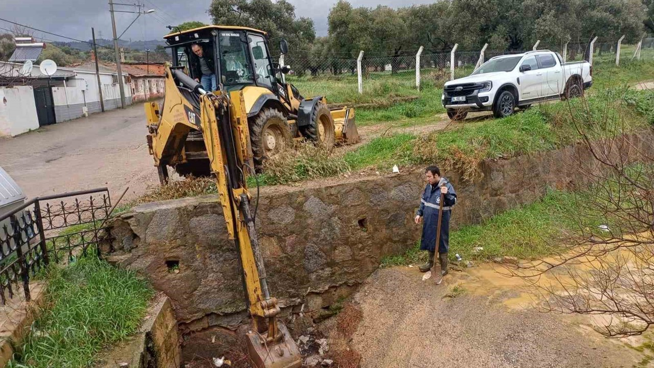ASKİ ekipleri temizledi, taşkının önüne geçildi
