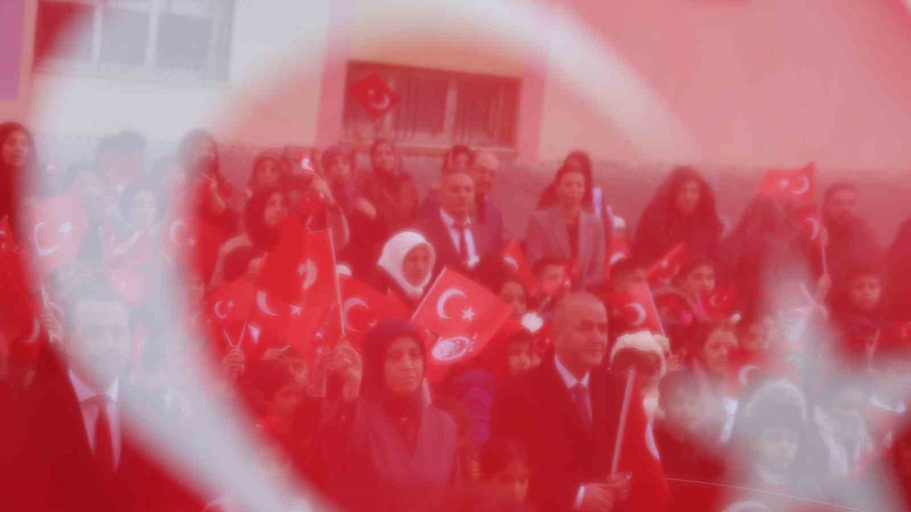 Elazığ’da ikinci dönemin ilk ders zili ‘Bayrak Sevgisi’ ile çaldı
