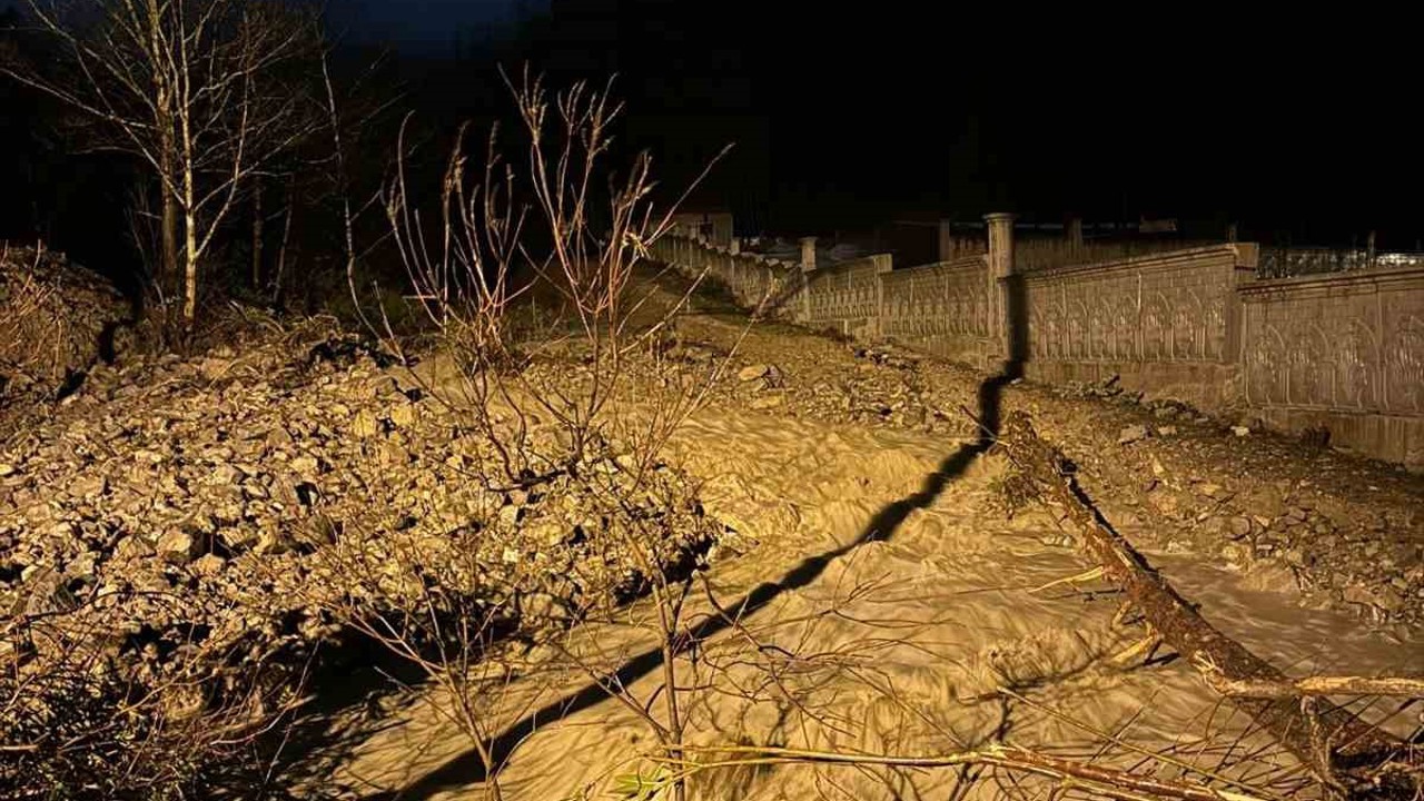 Isparta’da etkili olan sağanak yağmur nedeniyle bir köyde su baskınları yaşandı
