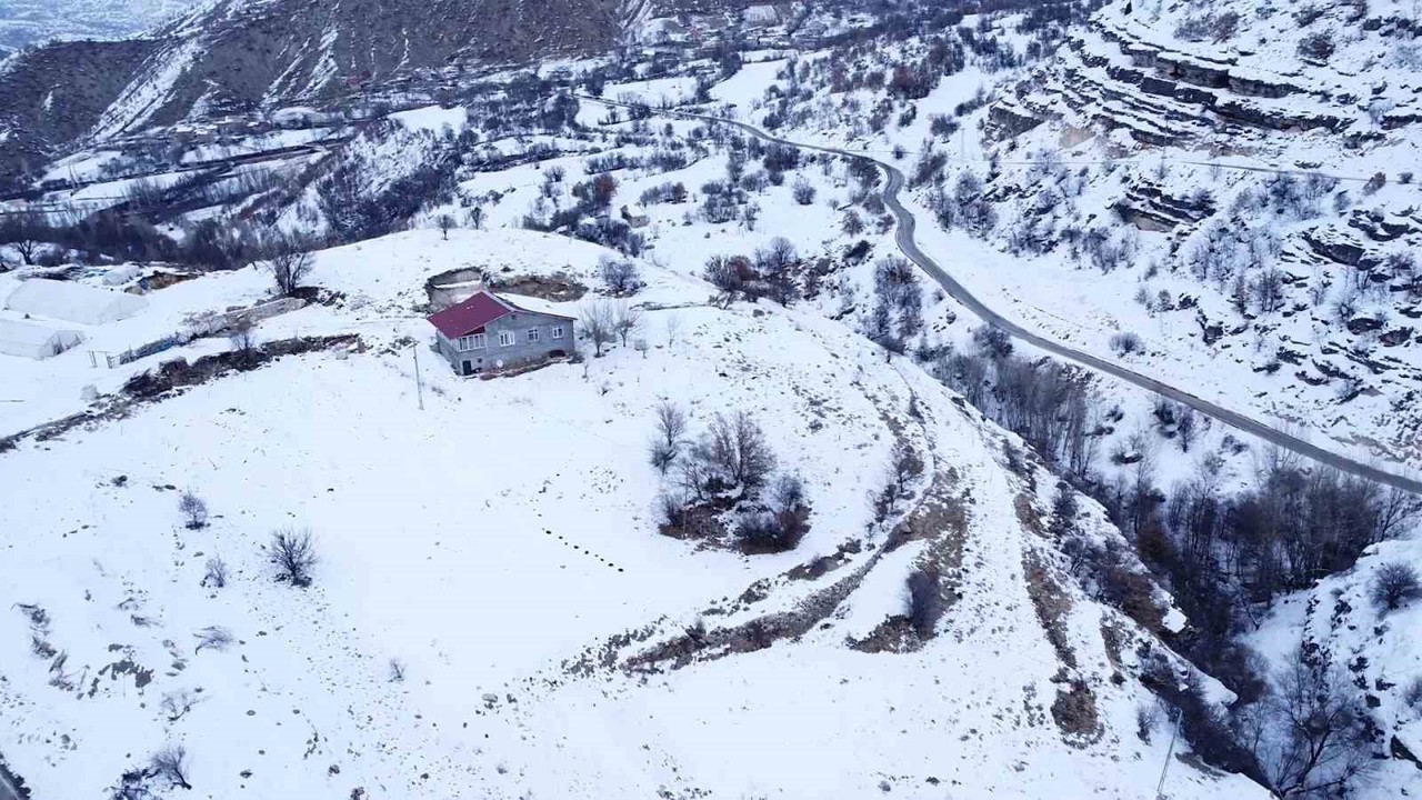 Beyaza bürünen 2 bin rakımdaki mahalleler havadan görüntülendi
