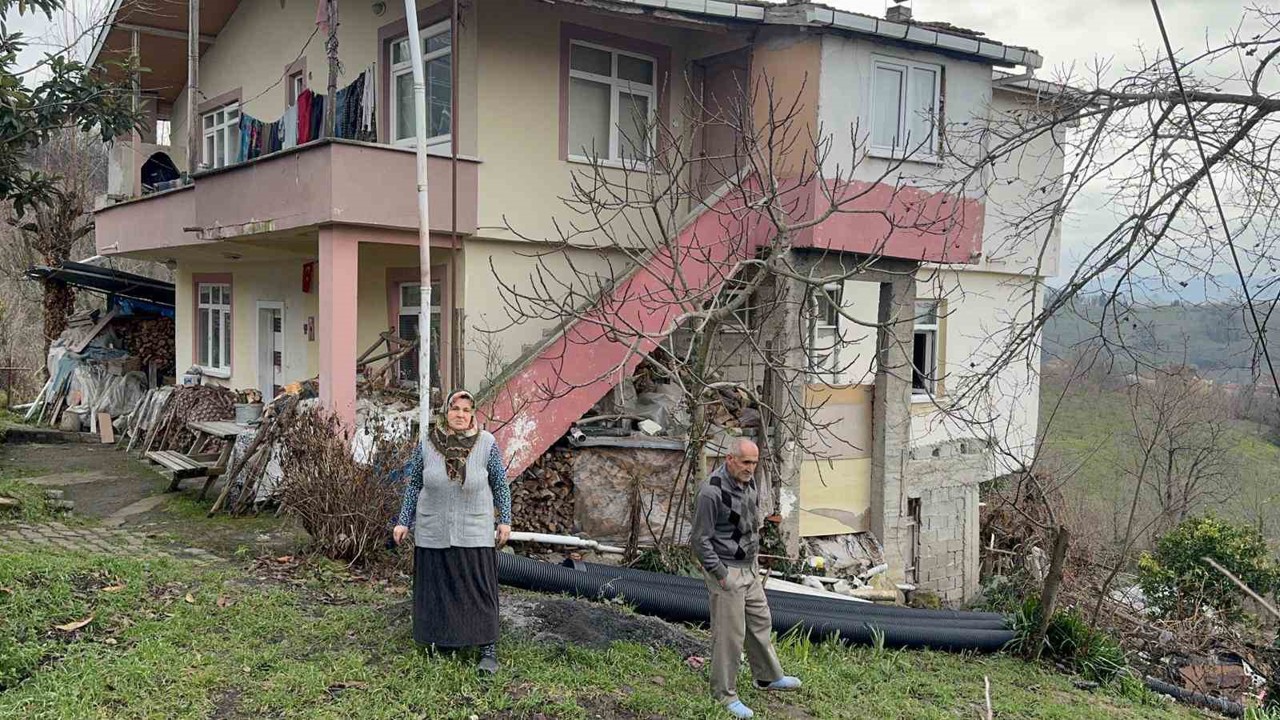 Alaplı’da heyelan nedeniyle bir ev çökme riski oluştu

