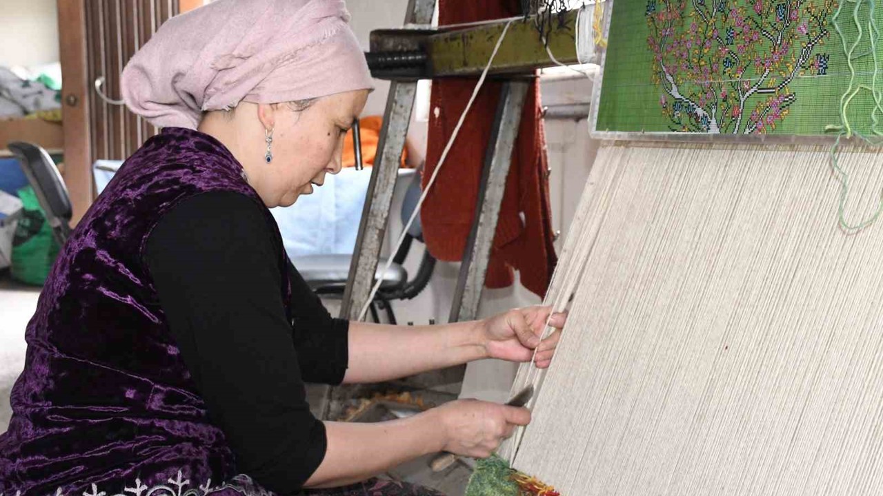 Kırgız Türkleri kültürlerini ilmek ilmek halılara dokuyor
