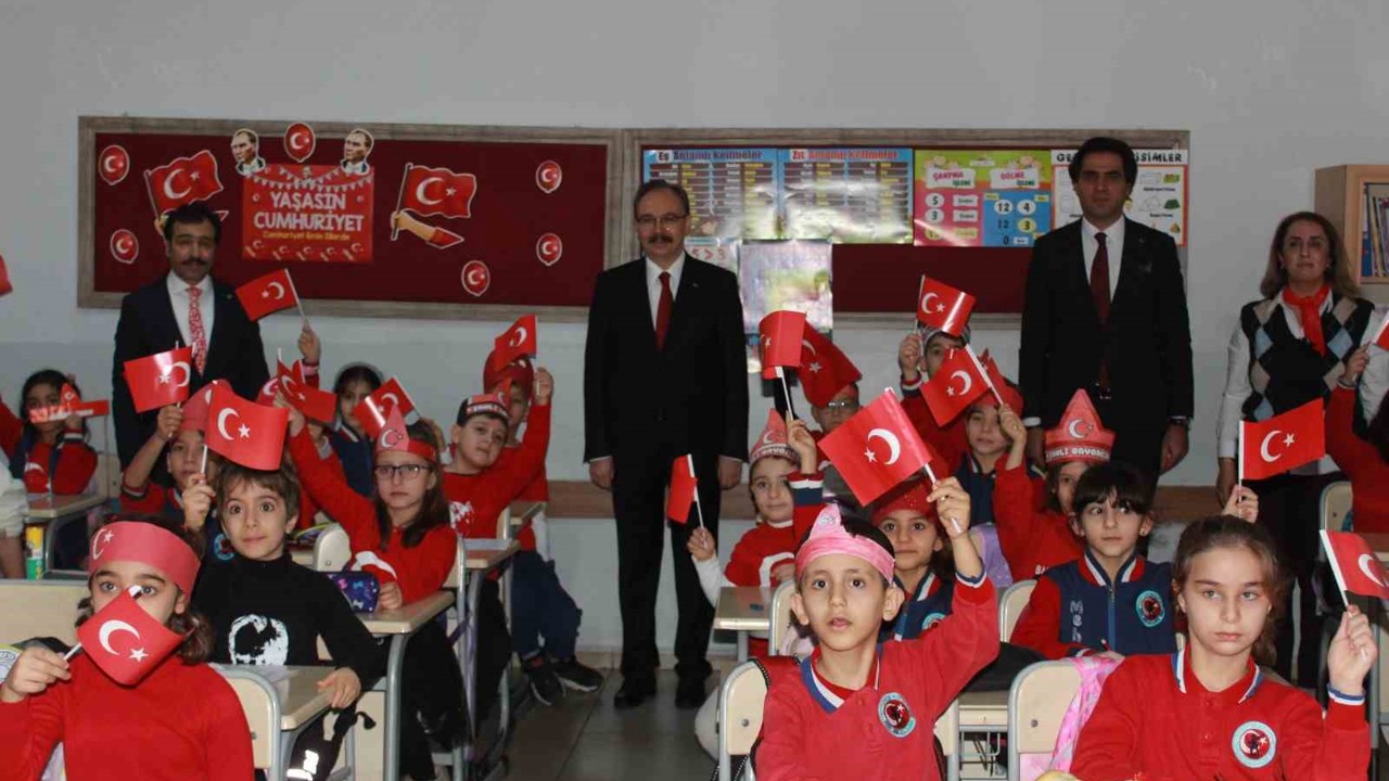 Siirt’te okullarda ‘bayrak temalı’ açılış
