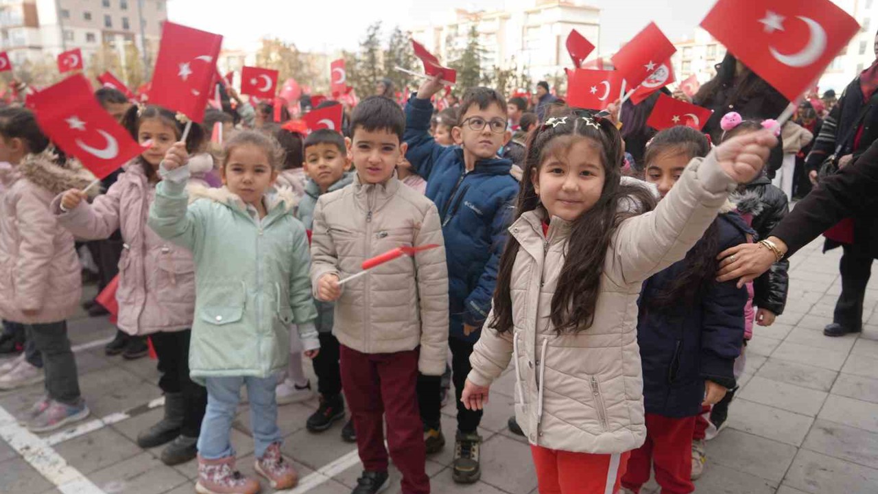 Öğrenciler ikinci döneme ’Bayrak Sevgisi’ temasıyla başladı
