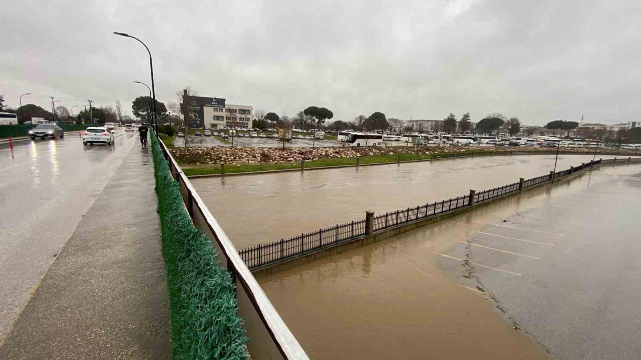 Biga’da Kocabaş Çayı yağış nedeniyle taştı
