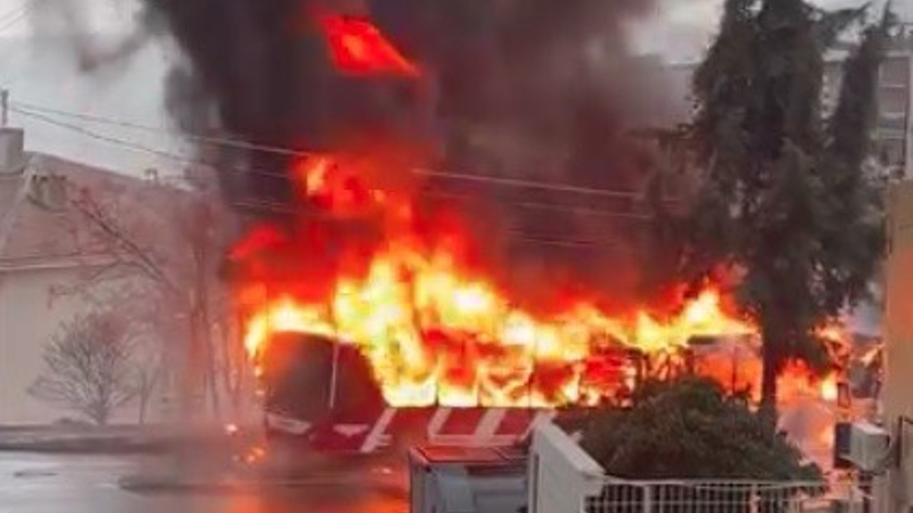 İzmir’de seyir halindeki ESHOT otobüsü alev alev yandı
