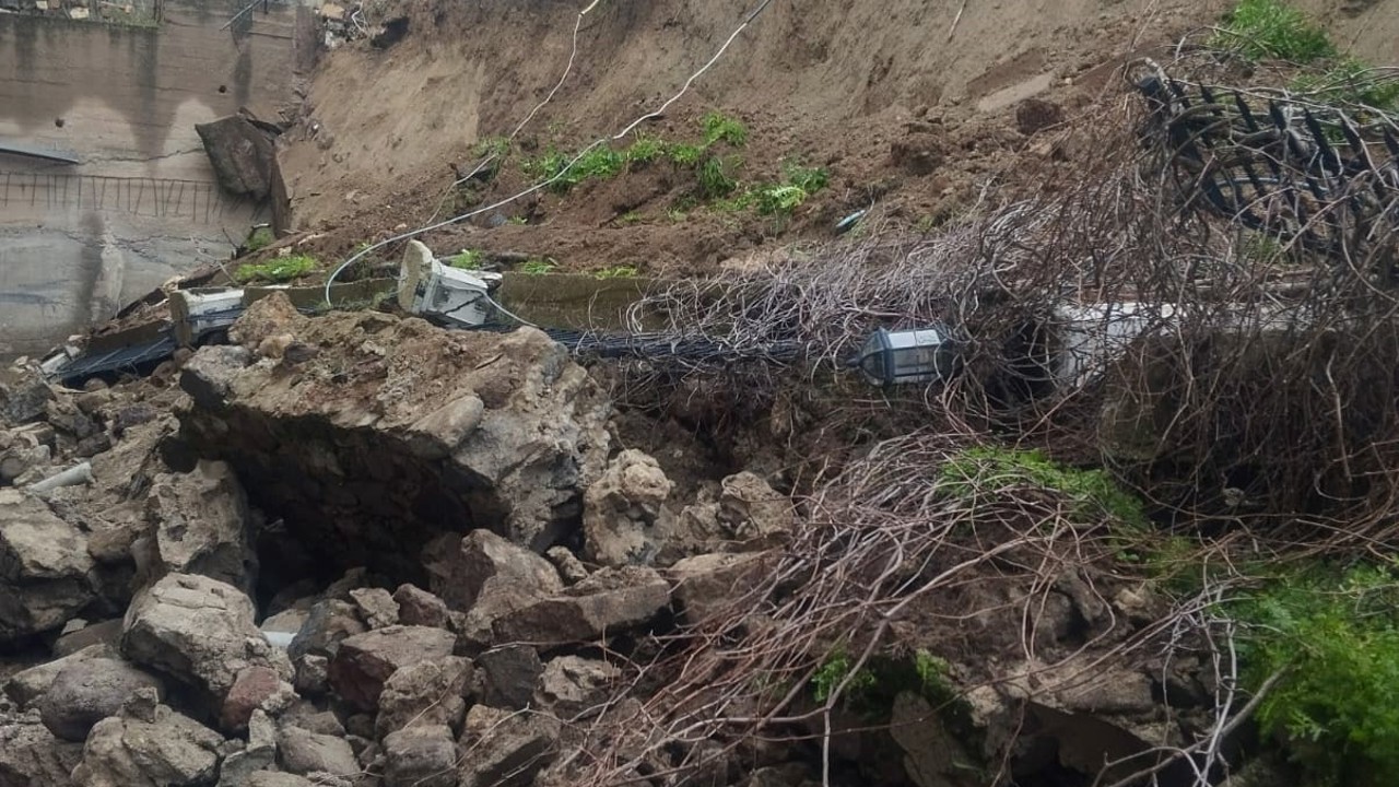 Sağanak yağmur okulun istinat duvarını yıktı
