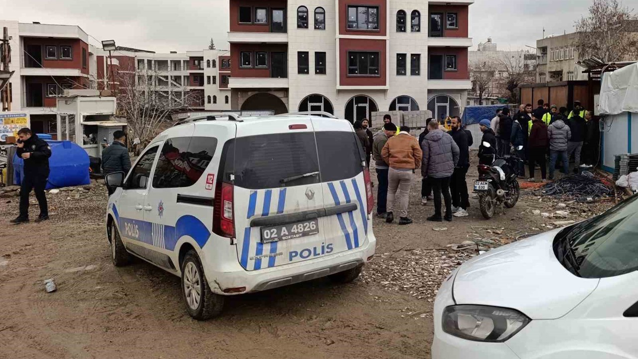 Paralarını alamadıklarını iddia eden işçiler eylem yaptı
