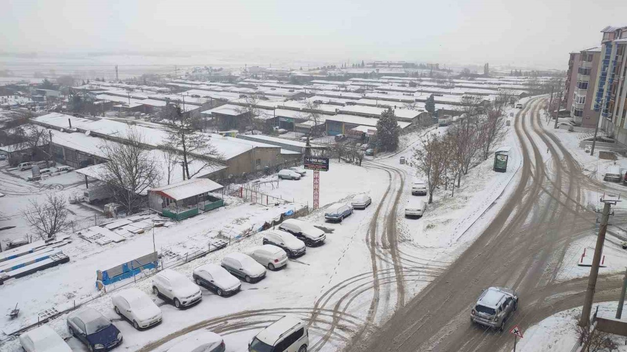 Keşan’da etkili olan kar yağışı nedeniyle taşımalı eğitime 1 gün ara verildi

