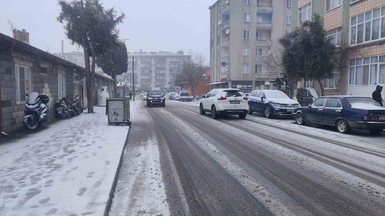 Kırklareli’nde kar yağışı etkisini arttırdı
