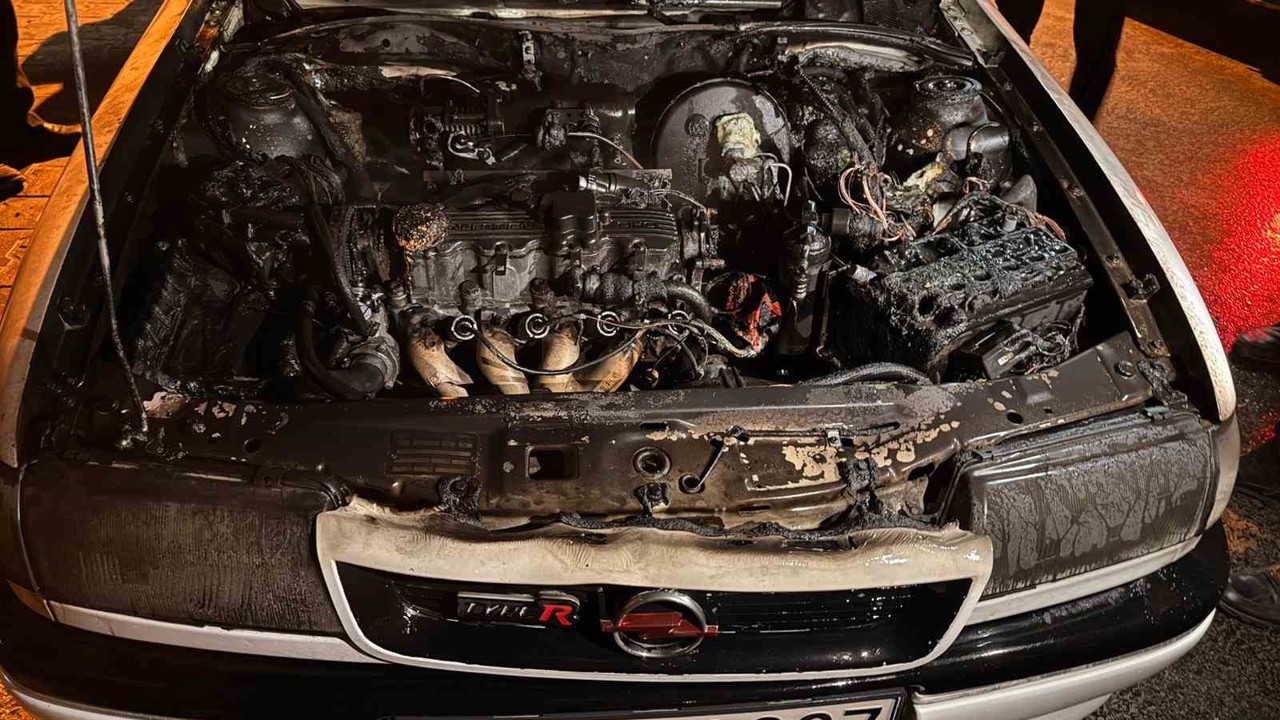 Kırşehir’de park halindeki otomobil alevlere teslim oldu
