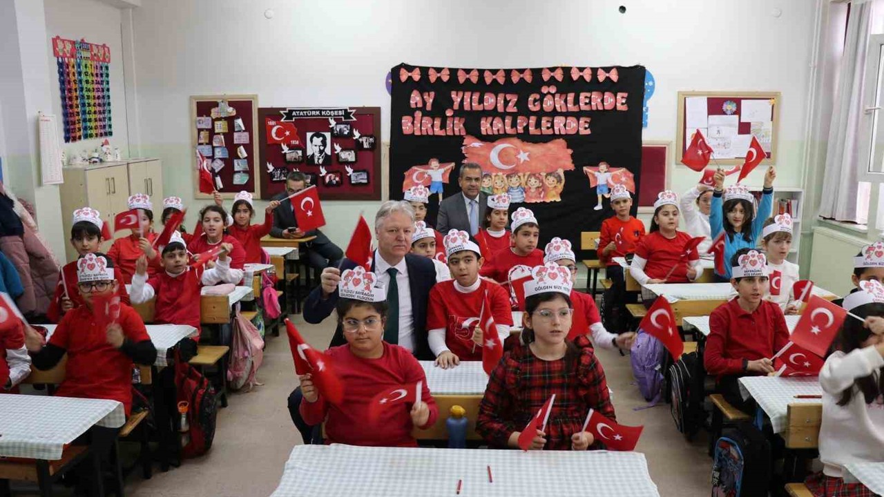 Bingöl’de ikinci dönemin ilk ders zili ‘Bayrak Sevgisi’ ile çaldı
