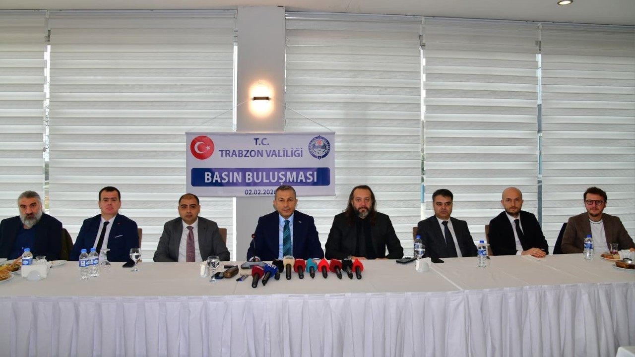 Trabzon Valisi Şahin, basınla biraya geldi
