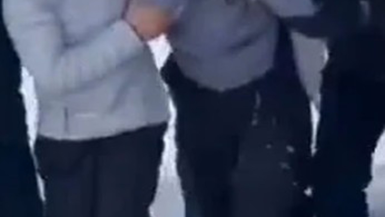 Leoparla selfie çekmek istedi, ölümden son anda kurtuldu
