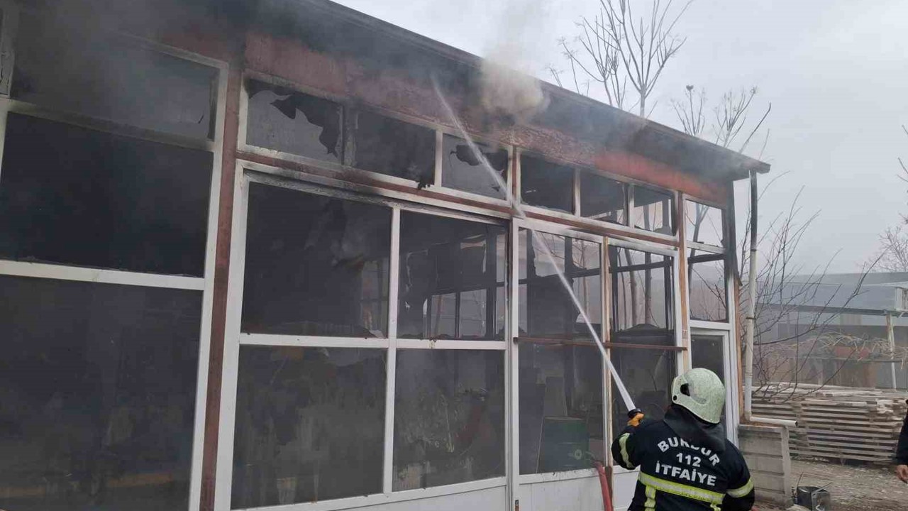 Burdur’da mobilya imalathanesinde yangın
