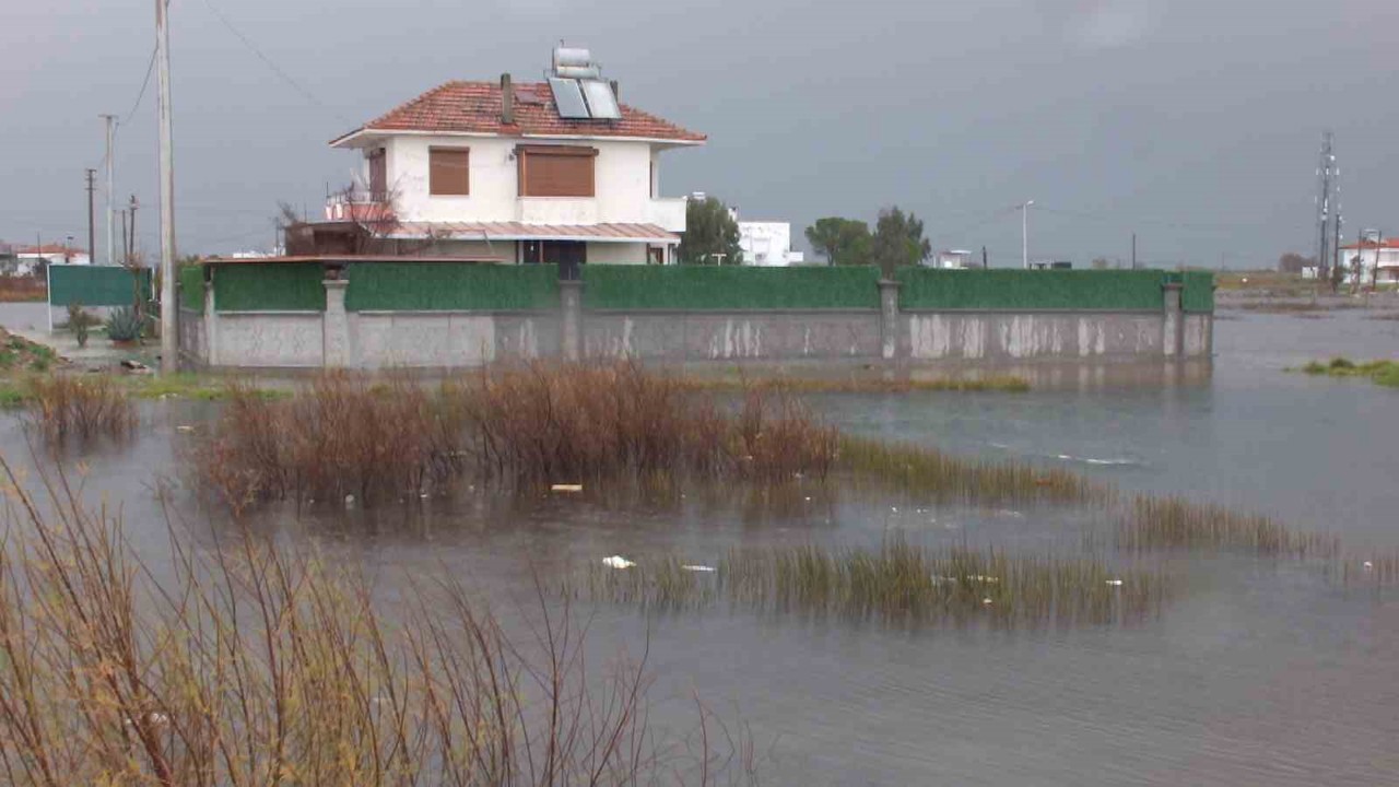 Balıkesir’de yazlıklar su altında kaldı
