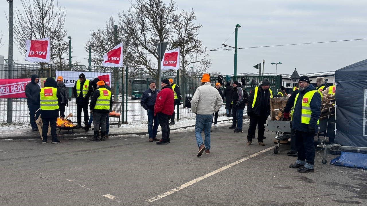 Almanya’da 100 bin çalışan iş bıraktı, toplu taşıma durma noktasına geldi
