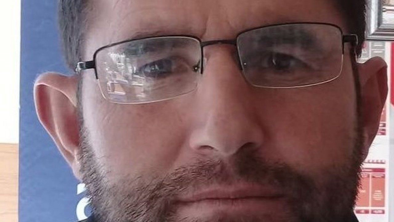 Aksaray’da uçan çatının altında kalan adam ağır yaralandı
