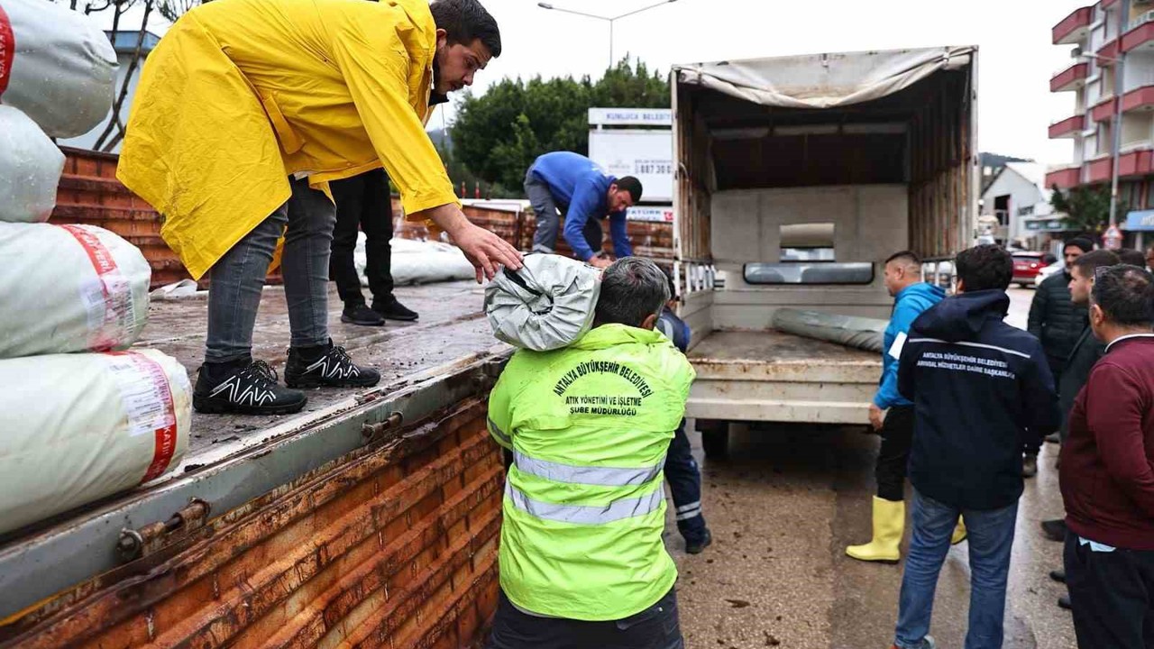 Büyükşehir’den hortum ve fırtınadan zarar gören üreticiye sera naylonu desteği
