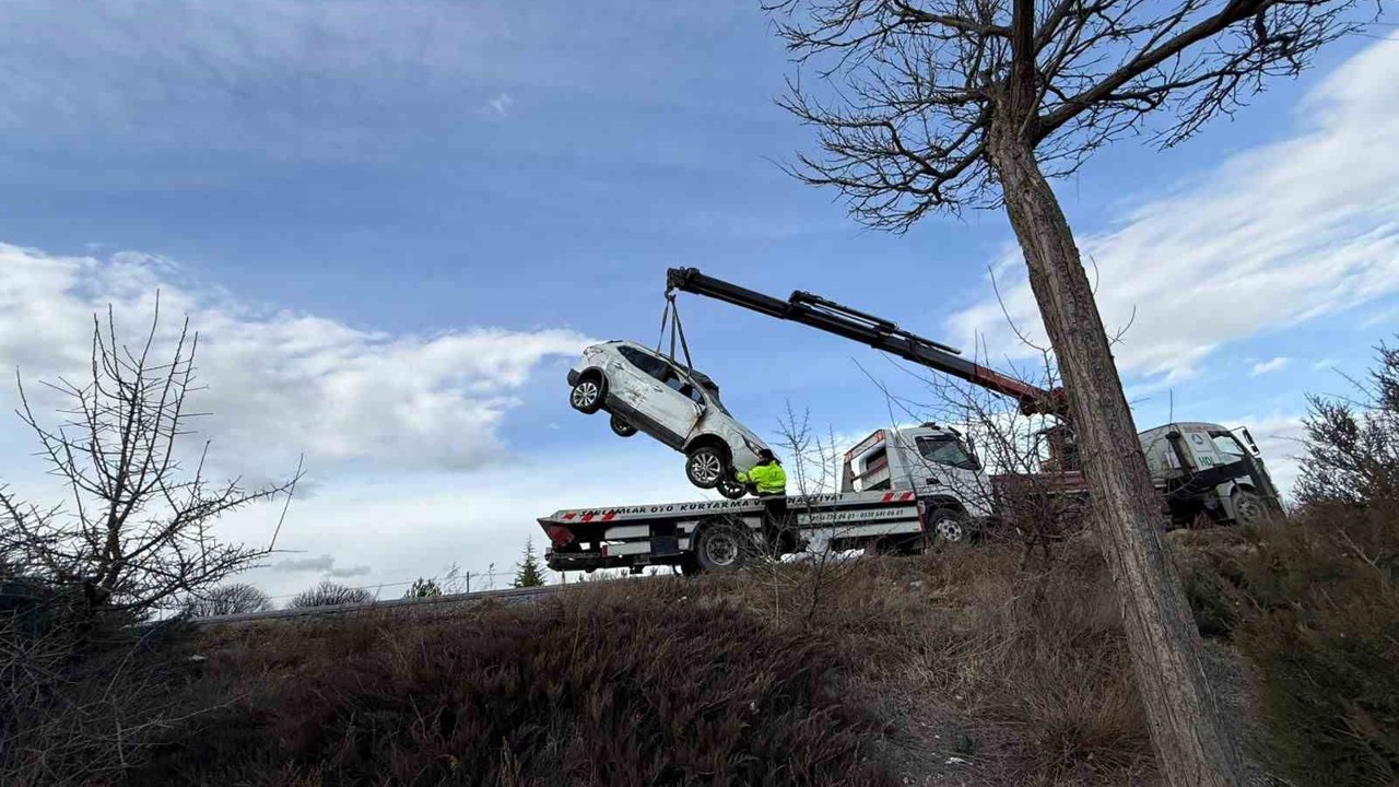 Kamyonet ile otomobil çarpıştı, 3 kişi yaralandı
