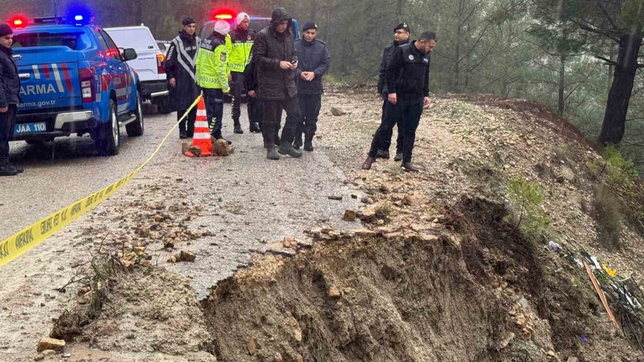 Burdur’da etkili olan yağıştan dolayı yol çöktü
