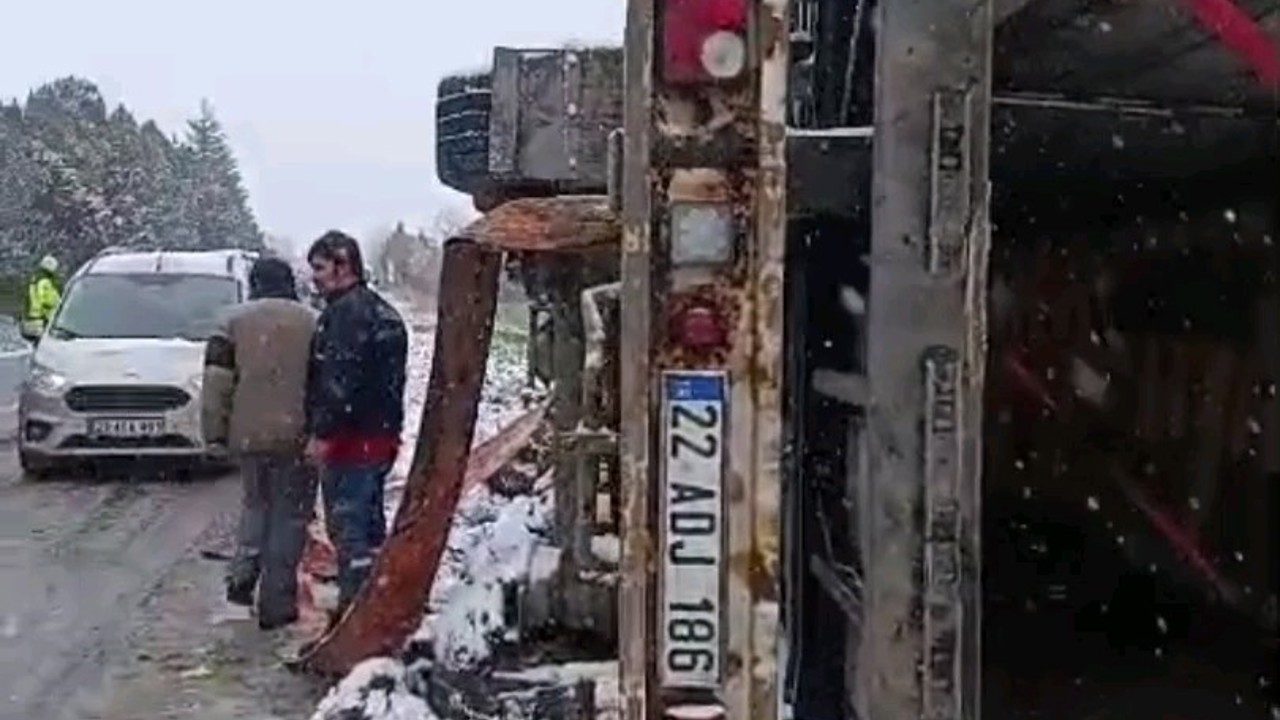 Edirne’de kar yağışı ve fırtına sebebiyle tır devrildi
